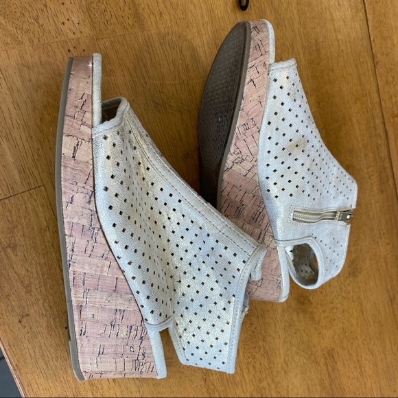 Kenneth Cole Zip-Up Gold Peep Toe Wedge Low Heel Leather Ankle Boot Bootie Sz 5 - Picture 5 of 6